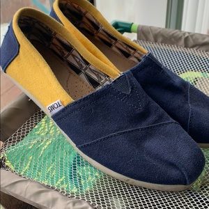 TOMS Maize and Blue W7